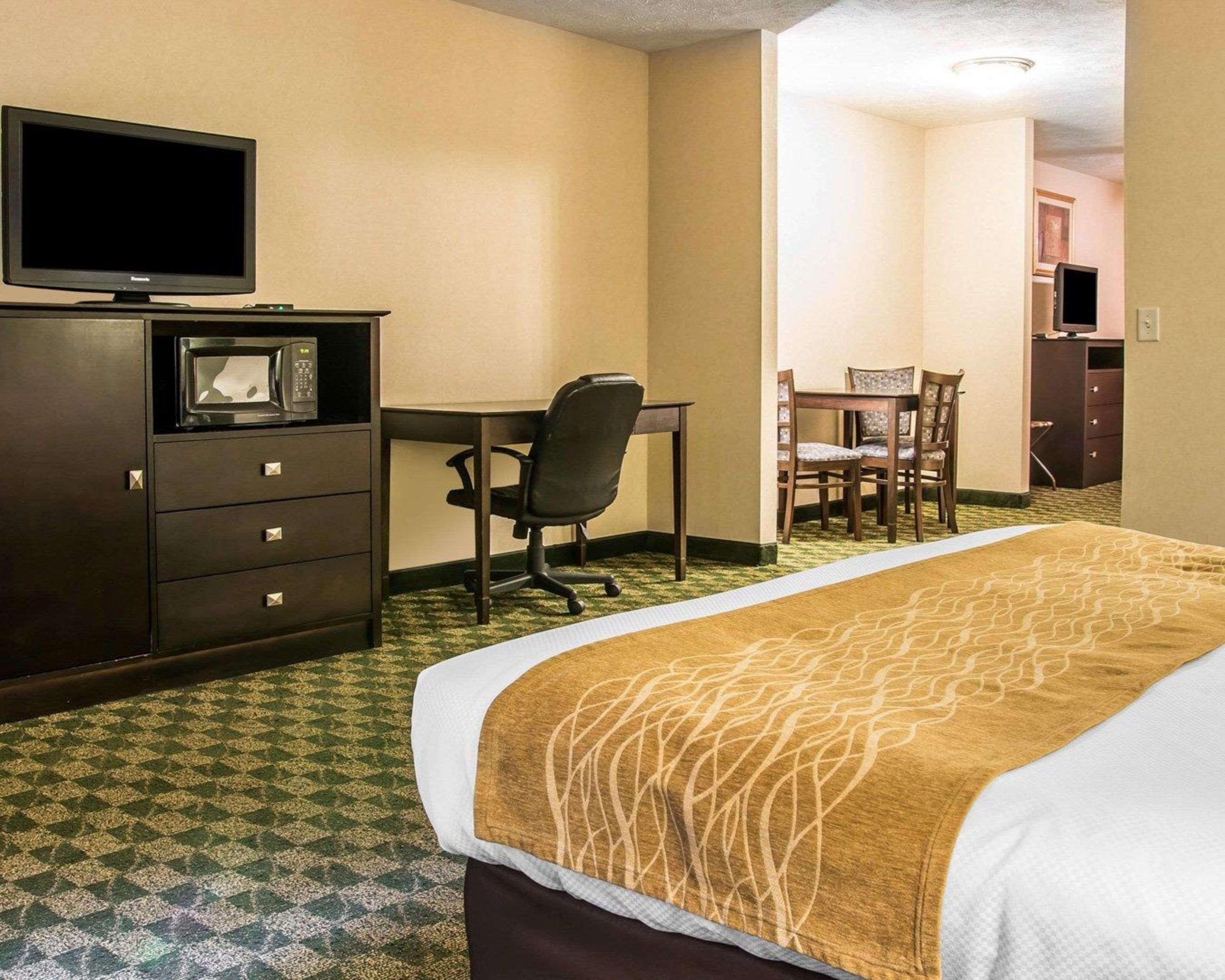 Comfort Inn Whitehall Near Michigan'S Adventure Εξωτερικό φωτογραφία