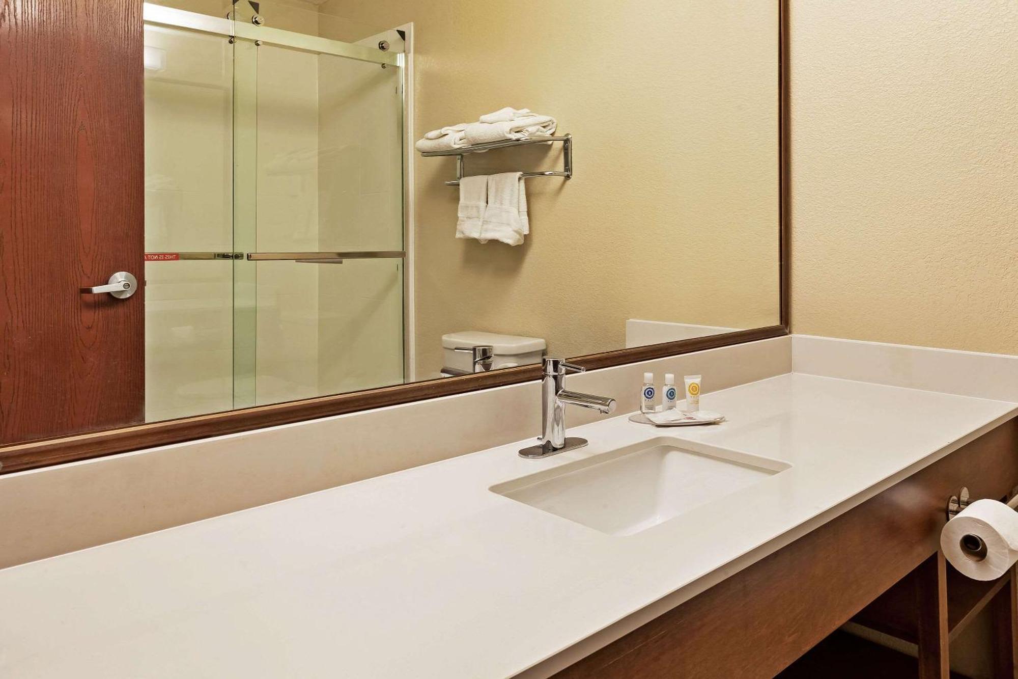 Comfort Inn Whitehall Near Michigan'S Adventure Εξωτερικό φωτογραφία