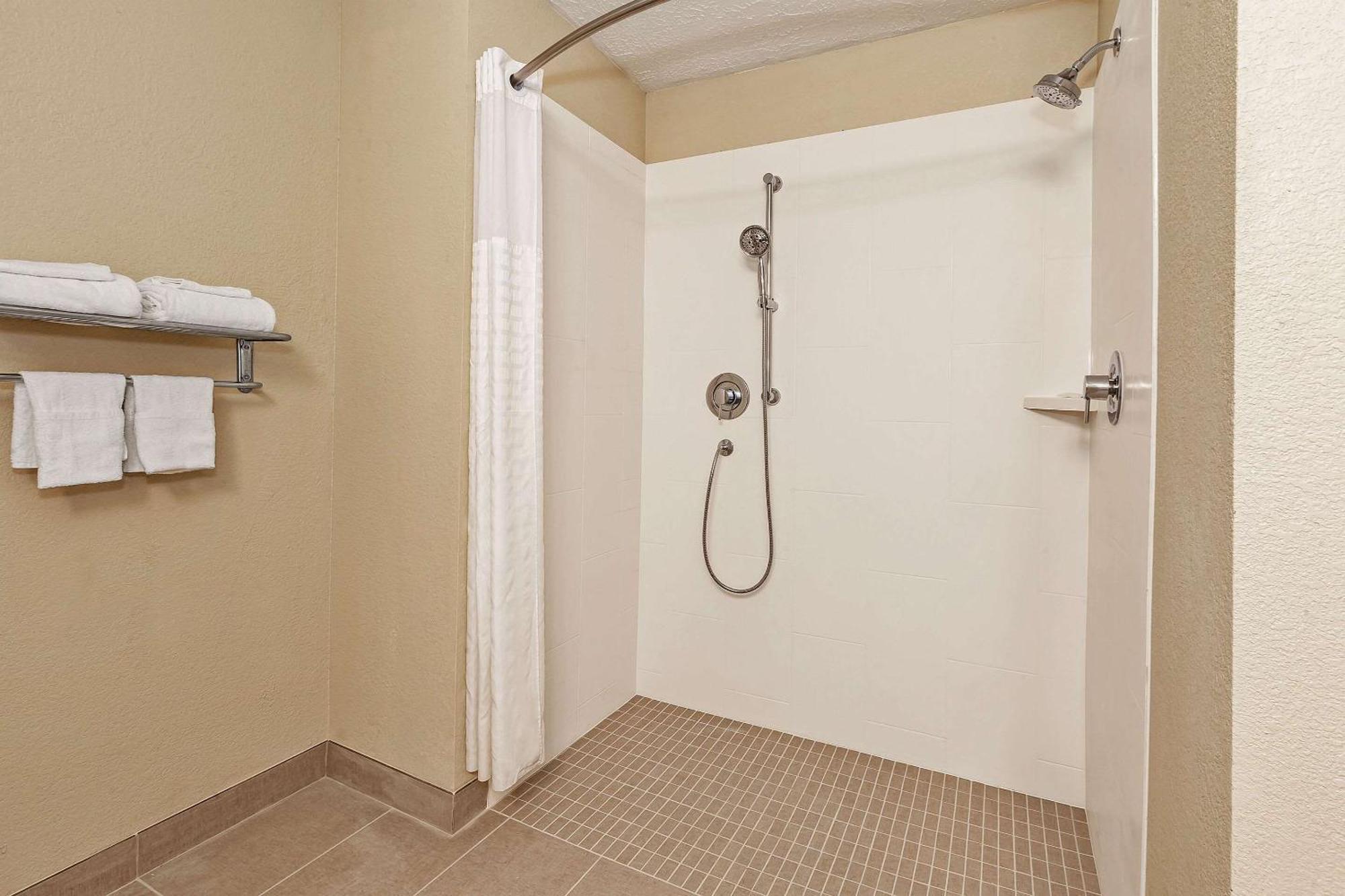 Comfort Inn Whitehall Near Michigan'S Adventure Εξωτερικό φωτογραφία